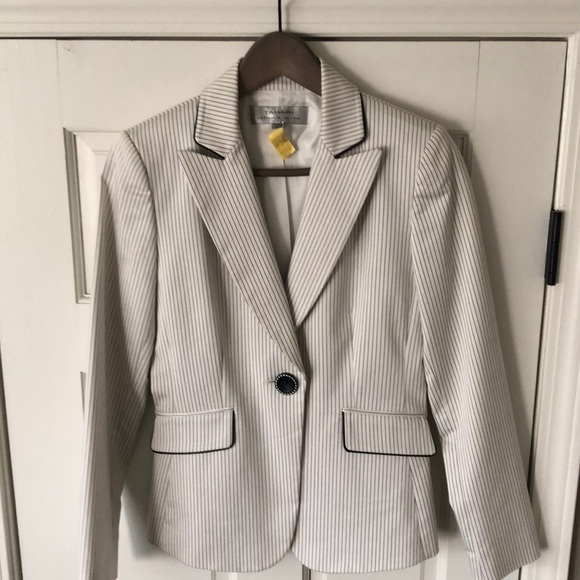 Tahari Jackets & Blazers - Woman’s blazer